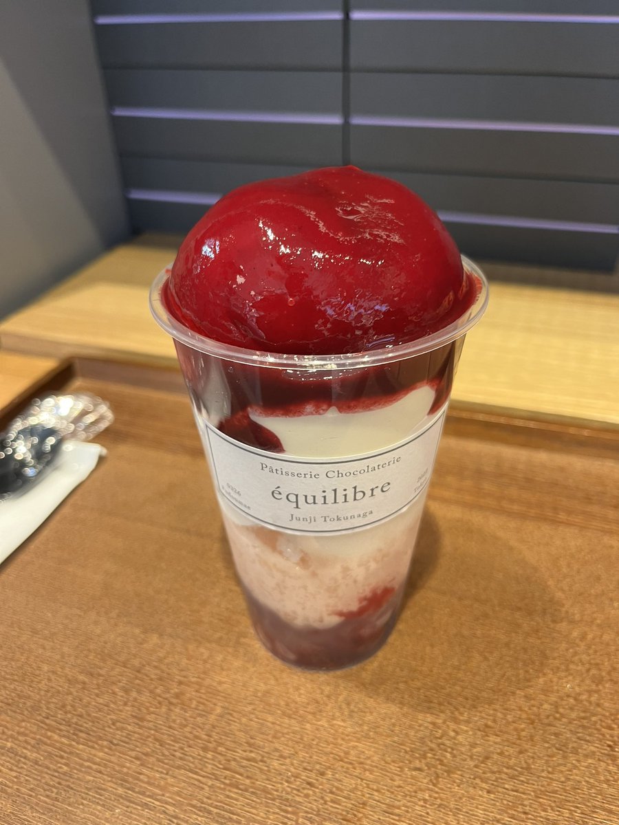 u_____rontea's tweet photo. エキリーブルのテイクアウトパフェ🍑
桃本来の味や香りがしっかり生かされてて、桃(中にさらにカットした桃とクリーム)、バニラアイス、ライチソルベ、レモンジュレ(ベリー入り)の順でさっぱりと食感も飽きずにペロリと食べ尽くしました！
ただしめちゃくちゃソースが溢れるので注意！(被弾した https://t.co/S4U2qNIWnV