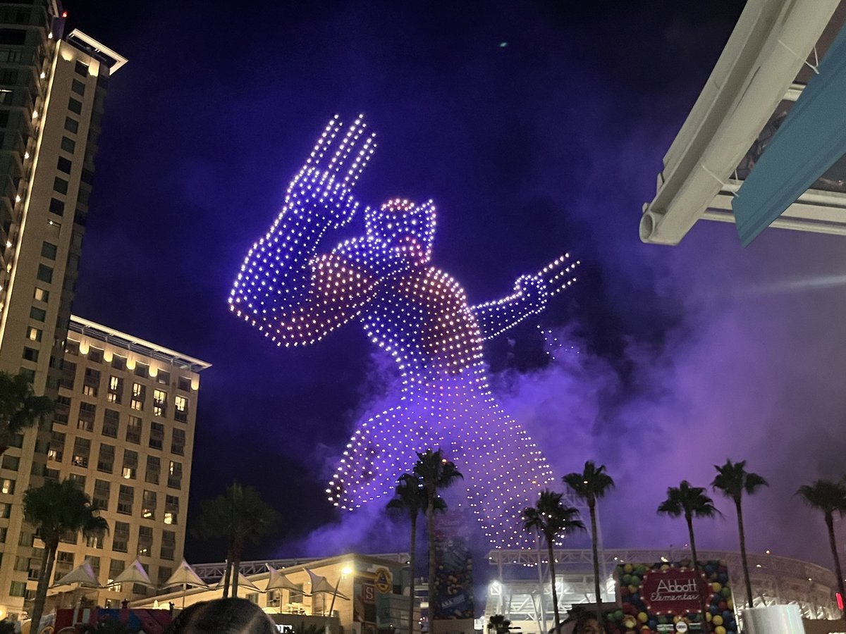 QuidVacuo's tweet photo. ¡Marvel Studios promocionando en la SDCC en el cielo 'DEADPOOL AND WOLVERINE'! https://t.co/LM5io3Hu4Q