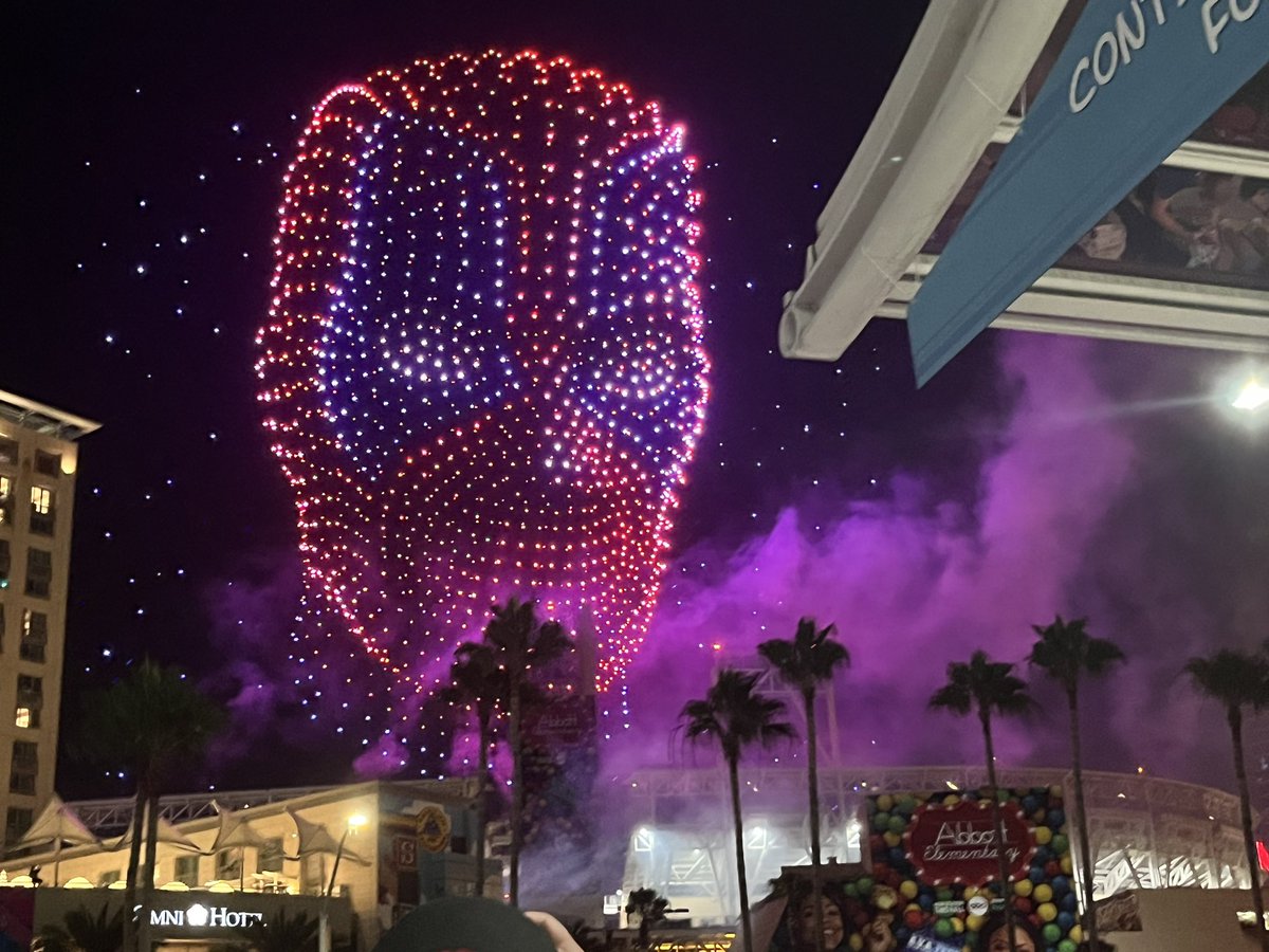 QuidVacuo's tweet photo. ¡Marvel Studios promocionando en la SDCC en el cielo 'DEADPOOL AND WOLVERINE'! https://t.co/LM5io3Hu4Q