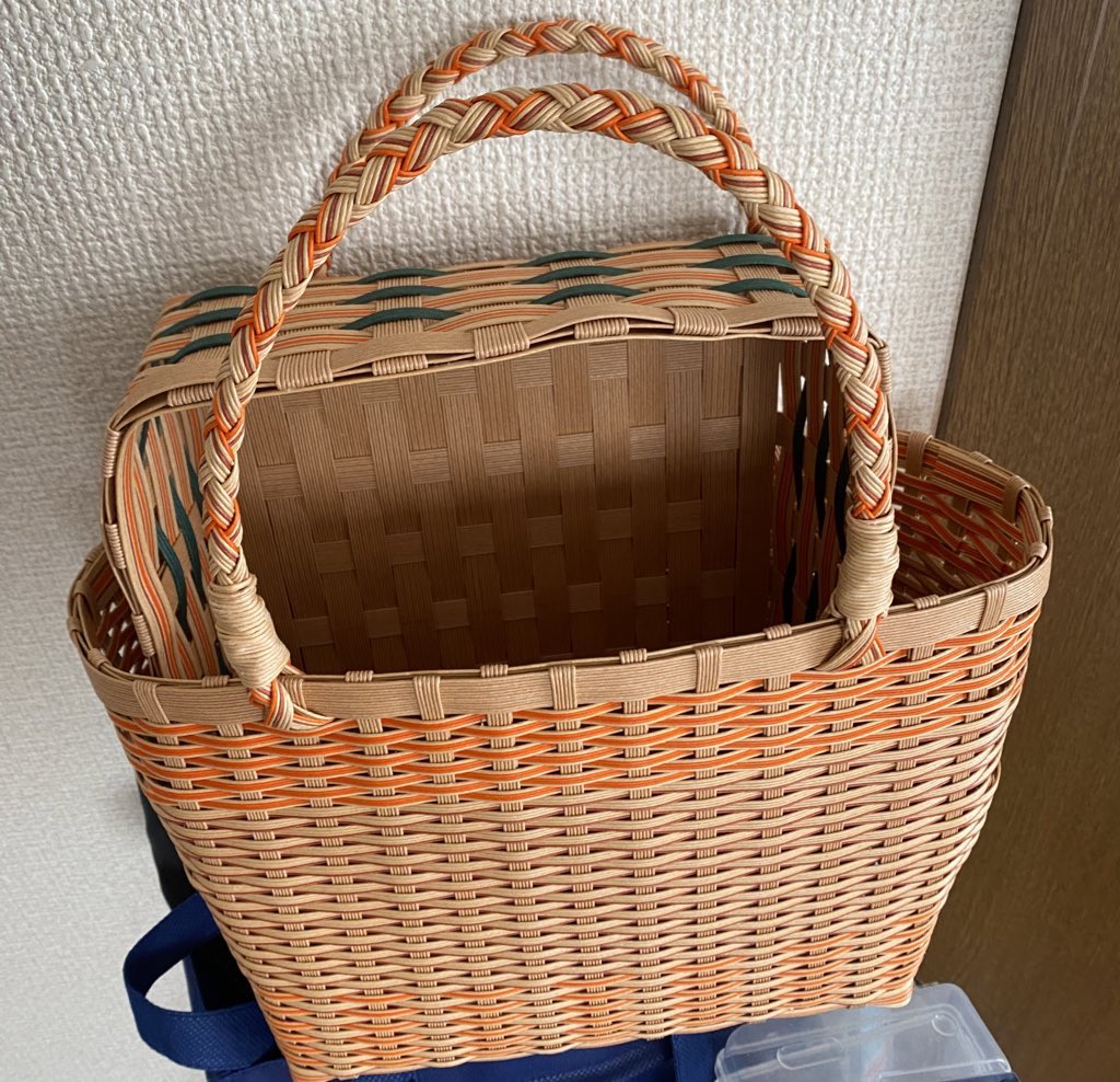 rasitamago's tweet photo. 母に誕生日プレゼント🎁
カゴとバッグ渡しました🧺
整頓できない母だけど使ってくれるといいな💦 https://t.co/Lmjvw4WBVc