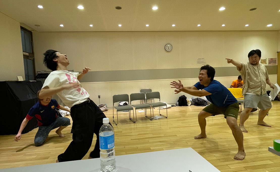 hyunk71_act's tweet photo. #真・バトルサウナー

本日は稽古オフ🛀

稽古場写真が全てダイナミック　笑
ご予約お待ちしております🙇‍♂️

🎪当日精算のご予約🎫
👉 https://t.co/MNGktTDe10

💻配信でのご視聴
👉 https://t.co/BPf4wRAX3K
※アンケートで「キムヒョンシク」を選択ください

#サウナ
#銭湯
#サ劇
#レティクル座 https://t.co/7aI3GwowRr