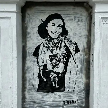 (via <a href="/HenMazzig/">Hen Mazzig</a> )
Anne Frank was een levend, ademend mens.
Anne Frank is niet jouw rekwisiet om te gebruiken om jouw politieke bewegingen te promoten.
Anne Frank is niet jouw wapen om Joden aan te vallen met antisemitische slogans.
Anne Frank is niet jouw wapen om te gebruiken,