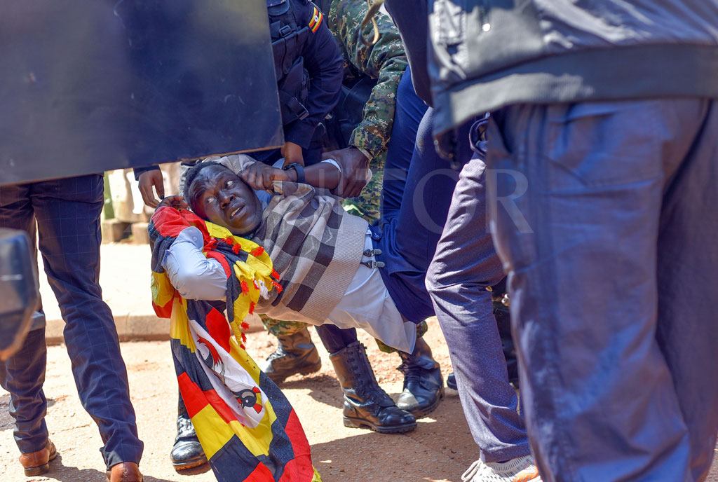 DailyMonitor's tweet photo. UPDATE: "The US is concerned by the arrest of over 90 Ugandan citizens peacefully demonstrating against corruption and commends the courage of the media to ensure the Ugandan public stays informed. We urge that any allegations of individuals assaulted in detention be investigated and perpetrators be held accountable," US Mission Uganda. #MonitorUpdates