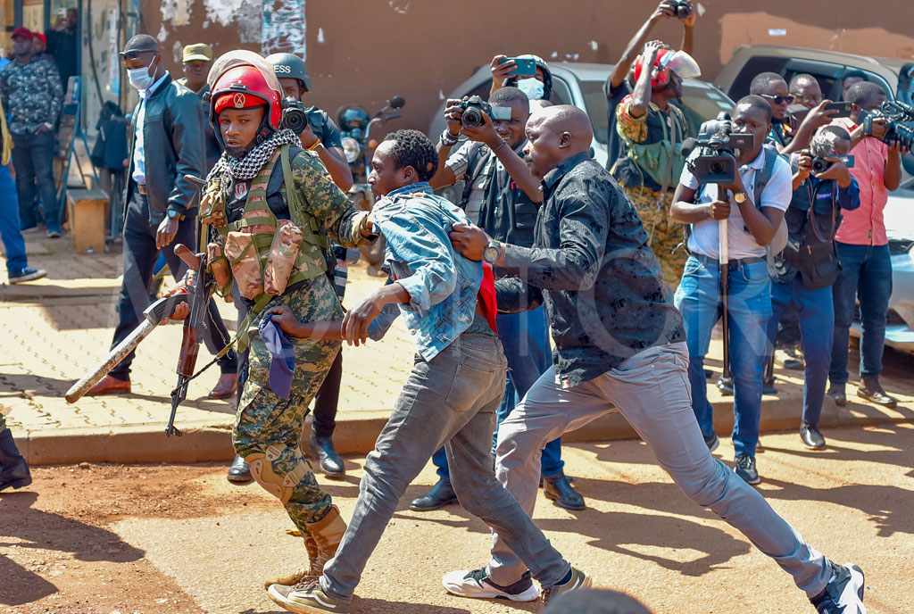 DailyMonitor's tweet photo. UPDATE: "The US is concerned by the arrest of over 90 Ugandan citizens peacefully demonstrating against corruption and commends the courage of the media to ensure the Ugandan public stays informed. We urge that any allegations of individuals assaulted in detention be investigated and perpetrators be held accountable," US Mission Uganda. #MonitorUpdates