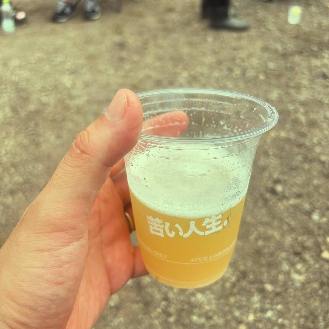 sndsvc's tweet photo. もう結構入れてから入場してるけど、とりあえず一杯🍺
#fujirock https://t.co/YAQ5svWy5c https://t.co/adFnPhR3Qb