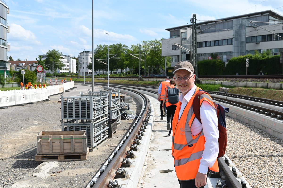 MatthiasGastel's tweet photo. Unterwegs auf der Stadtbahn-Baustelle in #Leinfelden: Die U 5 wird gerade um einige hundert Meter verlängert und erschließt neues Wohn-/Gewerbegebiet. Bestandsstrecke wird grundsaniert. Spannend: Gerade wird mögliche Verlängerung der Stadtbahn bis #Echterdingen untersucht. #ÖPNV https://t.co/QV9cY2pHoz