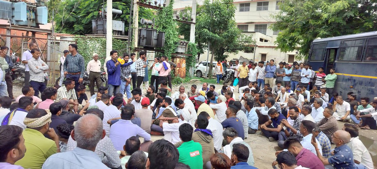 kailash_asp's tweet image. उदयपुर चक्का जाम की तैयारी 

भीम आर्मी आजाद समाज पार्टी मैदान में ,भीम आर्मी आजाद समाज पार्टी की पूरी टीम,
IT CELL पूर्व प्रदेश सह संयोजक @MahendraAtal20 जी धरना स्थल पर मौजूद है  ।
@BhimArmyChief