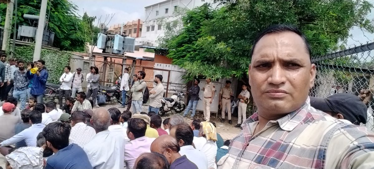 kailash_asp's tweet image. उदयपुर चक्का जाम की तैयारी 

भीम आर्मी आजाद समाज पार्टी मैदान में ,भीम आर्मी आजाद समाज पार्टी की पूरी टीम,
IT CELL पूर्व प्रदेश सह संयोजक @MahendraAtal20 जी धरना स्थल पर मौजूद है  ।
@BhimArmyChief