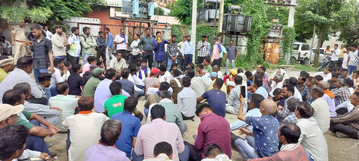 kailash_asp's tweet image. उदयपुर चक्का जाम की तैयारी 

भीम आर्मी आजाद समाज पार्टी मैदान में ,भीम आर्मी आजाद समाज पार्टी की पूरी टीम,
IT CELL पूर्व प्रदेश सह संयोजक @MahendraAtal20 जी धरना स्थल पर मौजूद है  ।
@BhimArmyChief