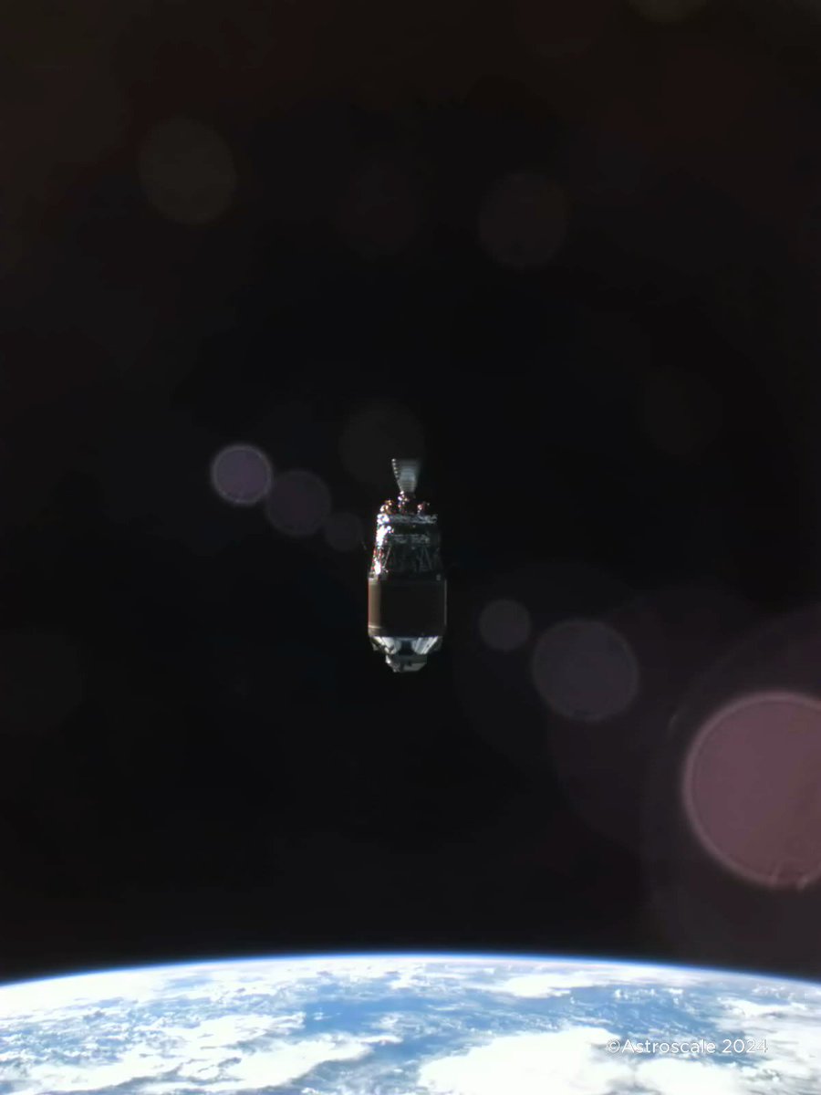 nobuokada's tweet photo. 世界初の本物のスペースデブリの写真。最初の感想は「神々しい」です。正確な居場所がわからないデブリにどうやって近づくのか、を解決しました。止まって見えますが、うちの衛星もデブリも、新幹線の100倍以上の猛烈なスピードで飛んでます。 https://t.co/6bvVOChfLa