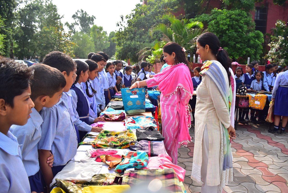 SchoolEduChd's tweet photo. #PMshri @gmsssdhanas students and teachers displaying their skills in textile designing,hand embroidery and craft making
#Day 5
#SkillingDay
of
#ShikshaSaptah
An initiative of @DselEduMinistry
#MakeInIndia
@SchoolEduChd
#celebratingNEP2020
#4yearsofNEP
@PMOIndia
@EduMinOfIndia
@DselEduMinistry
@dpradhanbjp
@sanjayjavin
@ncert
@cbseindia29