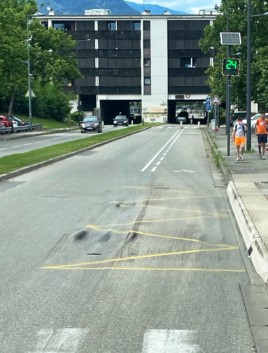 pabouger's tweet photo. 👋 parmi les nombreux arrêts @TAG_Grenoble impactés par le phénomène, celui de LES GÉANT a un #enrobé très dangereux. Idem à CHRISTOPHE TURC, le relief est très important et dangereux ! #Bitume #Goudron #Grenoble #Grenoble38100 https://t.co/7RncLtLqp7