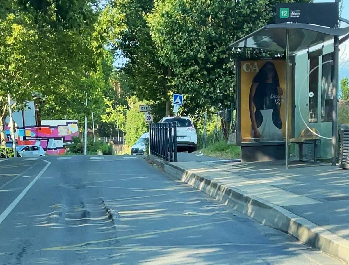 pabouger's tweet photo. 👋 parmi les nombreux arrêts @TAG_Grenoble impactés par le phénomène, celui de LES GÉANT a un #enrobé très dangereux. Idem à CHRISTOPHE TURC, le relief est très important et dangereux ! #Bitume #Goudron #Grenoble #Grenoble38100 https://t.co/7RncLtLqp7