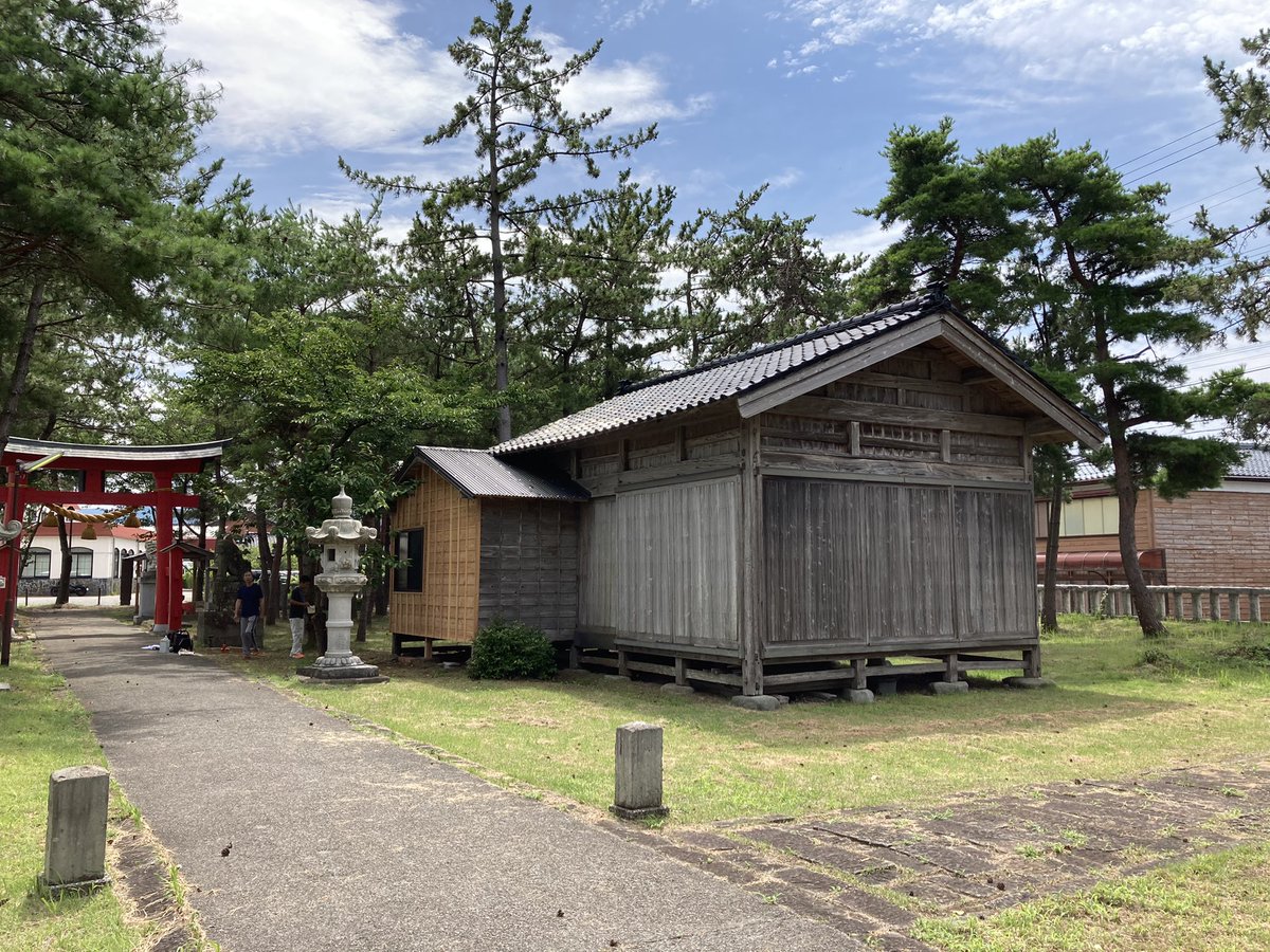 dakara_sado's tweet photo. 佐渡住吉神社さまの能舞台壁面修復工事も無事完成しました！
昨年の鳥居工事に続きありがとうございました。
夏休み前、前期の実習も順調に完成しております♪

#伝統文化と環境福祉の専門学校 #宮大工 #大工 #sado #佐渡 #新潟 #専門学校 https://t.co/bLfpUn7Jr1