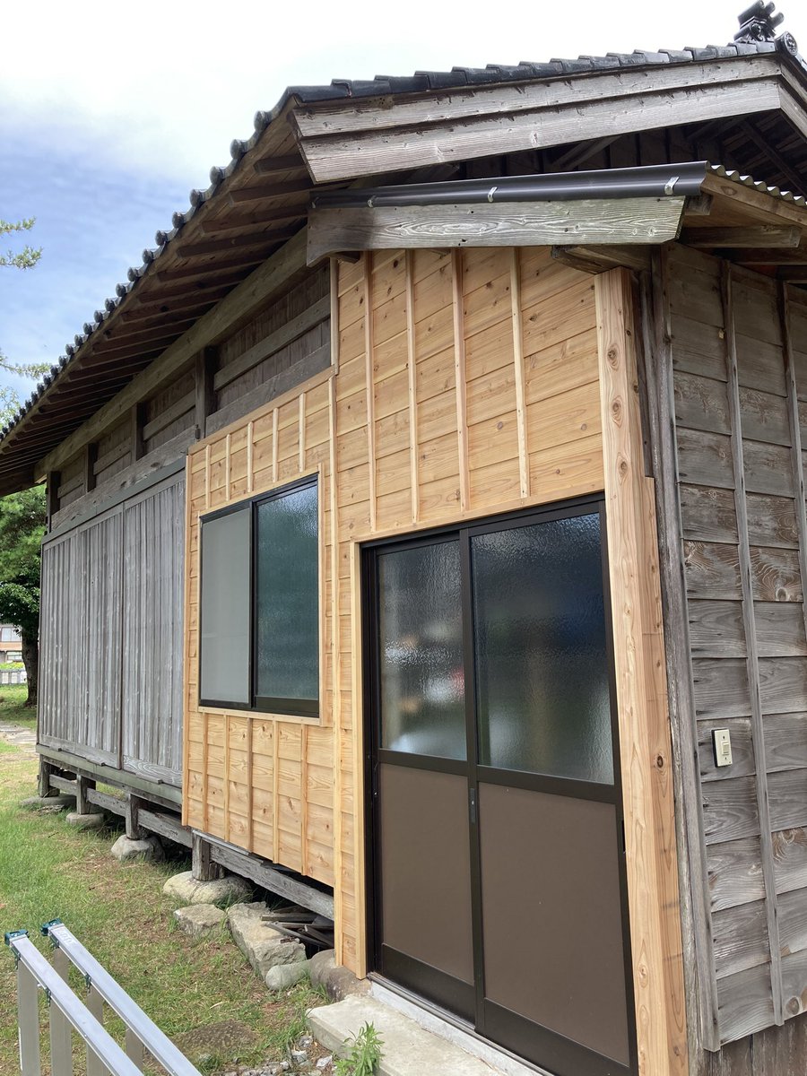 佐渡住吉神社さまの能舞台壁面修復工事も無事完成しました！
昨年の鳥居工事に続きありがとうございました。
夏休み前、前期の実習も順調に完成しております♪

#伝統文化と環境福祉の専門学校 #宮大工 #大工 #sado #佐渡 #新潟 #専門学校