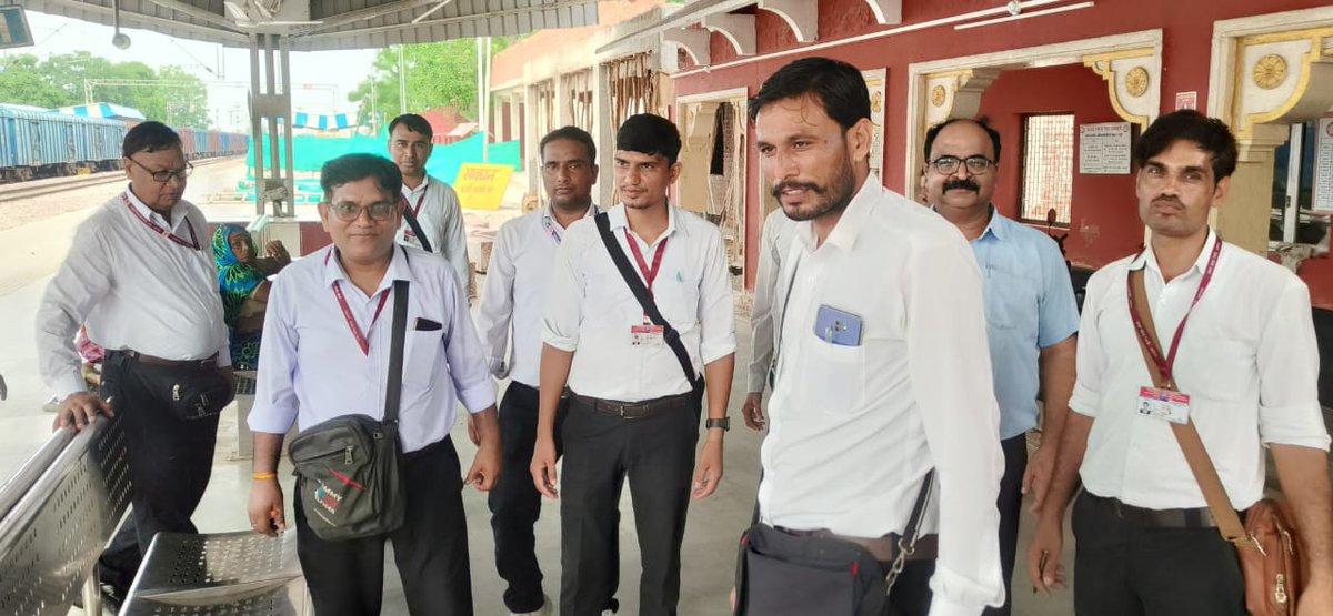 ईदगाह-फतेहपुर सीकरी खंड में बिना टिकट/अनाधिकृत यात्रा करने वालों के विरूद्ध  विशेष किलाबंदी चेकिंग अभियान चलाया गया।अतः यात्रियों से अनुरोध है कि वह उचित यात्रा टिकट लेकर एवम निर्धारित सीमा से अधिक सामान को बुक कराकर ही यात्रा करे तथा रेल परिसर में गंदगी न फैलाए |<a href="/DRM_Agra/">DRM Agra</a>