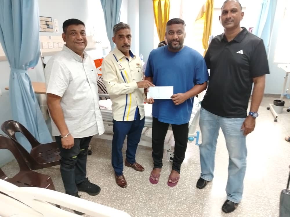 YAKEB_'s tweet photo. Skuad YAKEB Prihatin menziarah bks atlet tae kwon do negara, Mohamed Ramlan Mohd Farook  (Kejohanan Sukan SEA '99 Brunei).

Beliau yg menerima rawatan kanser paru2 di HKL dibenarkan keluar hari ini &amp; bakal mjalani rawatan lanjut Ogos depan.

Semoga urusan beliau dipermudahkan. https://t.co/biJb2c8Cxy