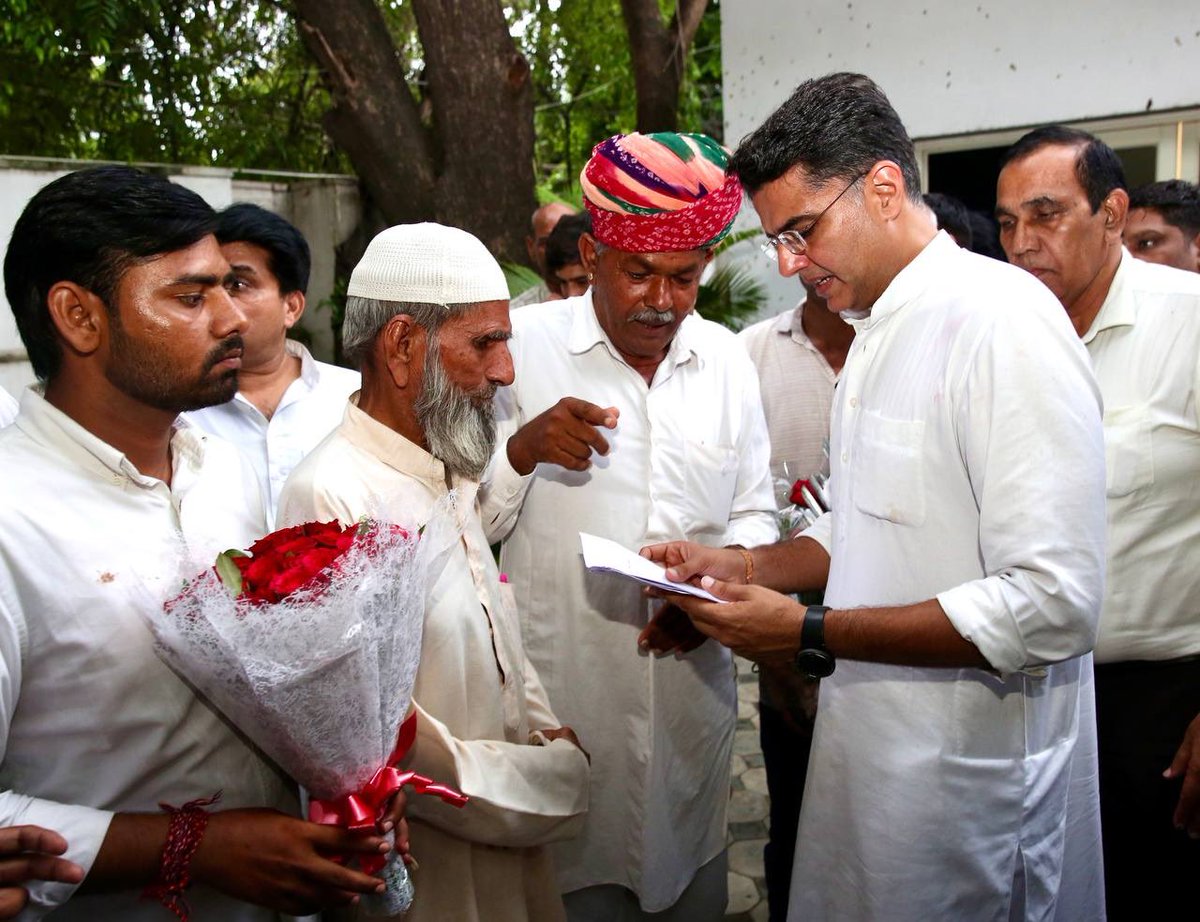 SachinPilot's tweet photo. कल शाम घर पर पार्टी नेताओं, कार्यकर्ताओं एवं लोगों से मुलाकात… https://t.co/H89U7SoAKb