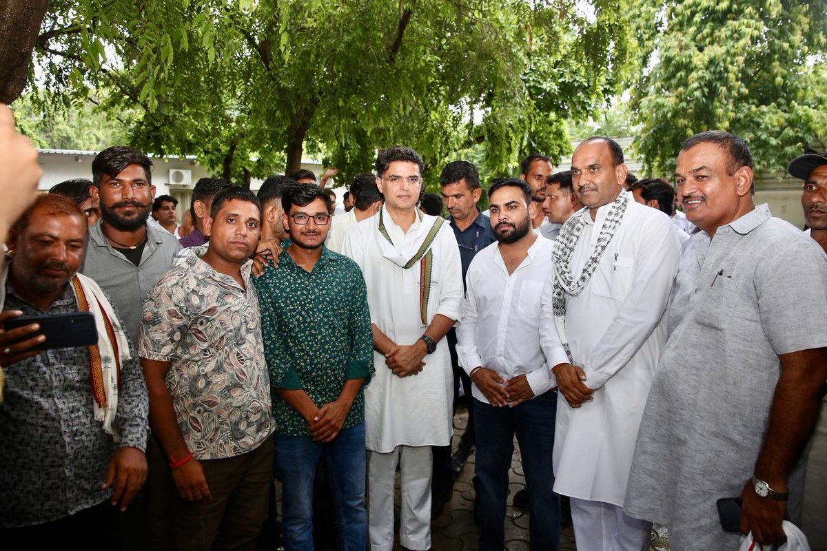 SachinPilot's tweet photo. कल शाम घर पर पार्टी नेताओं, कार्यकर्ताओं एवं लोगों से मुलाकात… https://t.co/H89U7SoAKb