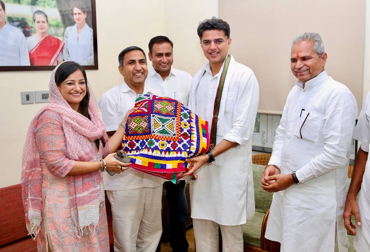 SachinPilot's tweet photo. कल शाम घर पर पार्टी नेताओं, कार्यकर्ताओं एवं लोगों से मुलाकात… https://t.co/H89U7SoAKb