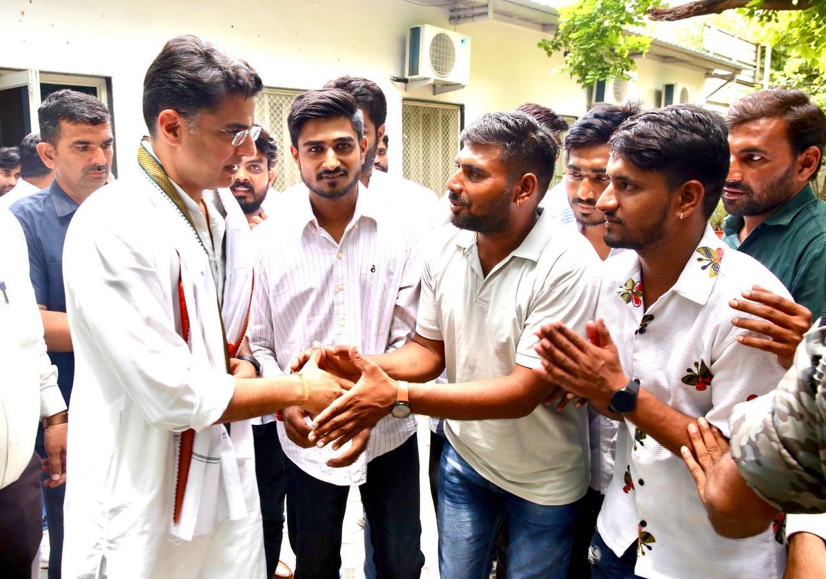 SachinPilot's tweet photo. कल शाम घर पर पार्टी नेताओं, कार्यकर्ताओं एवं लोगों से मुलाकात… https://t.co/H89U7SoAKb