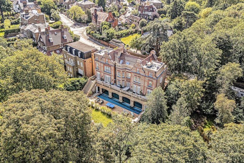 PrimeResi's tweet photo. Super-prime mansion sale ‘sets new benchmark’ in Twickenham: Listed at £15mn, River Grounds Manor has been acquired by a 'very patient' Savills Private Office client, who 'was waiting to find something truly exceptional'. https://t.co/UNE06itrwY https://t.co/ECpSVsczGA