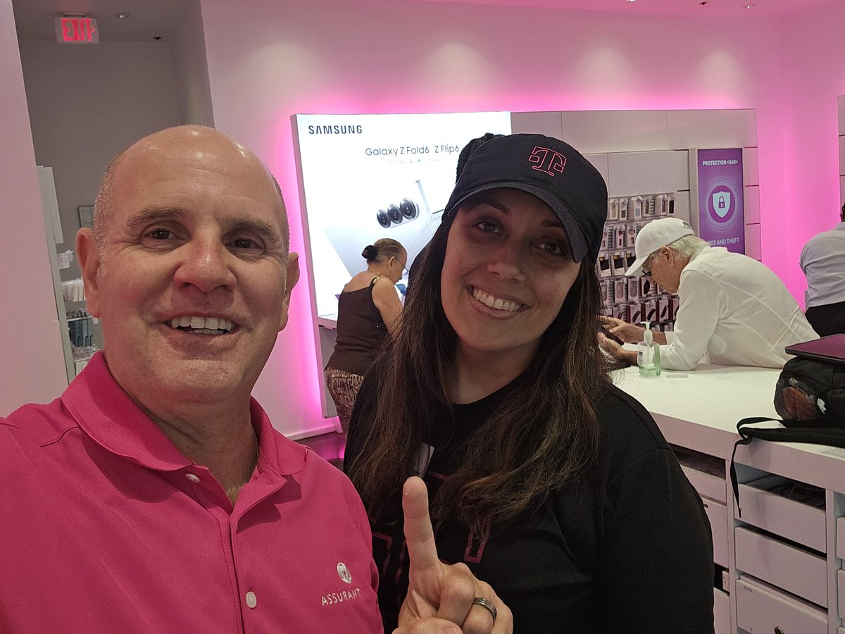 GGuerra305's tweet photo. Spent the day visiting T1 Palm Beach South district SM @em_martinez9 focus stores to share sales tools and best practices to help MEs show their customers All the benefits P360 offers! #Ready2Win @pattyc101 @OJP305 @jorge_alvarez33 https://t.co/WQ0SurD0o1