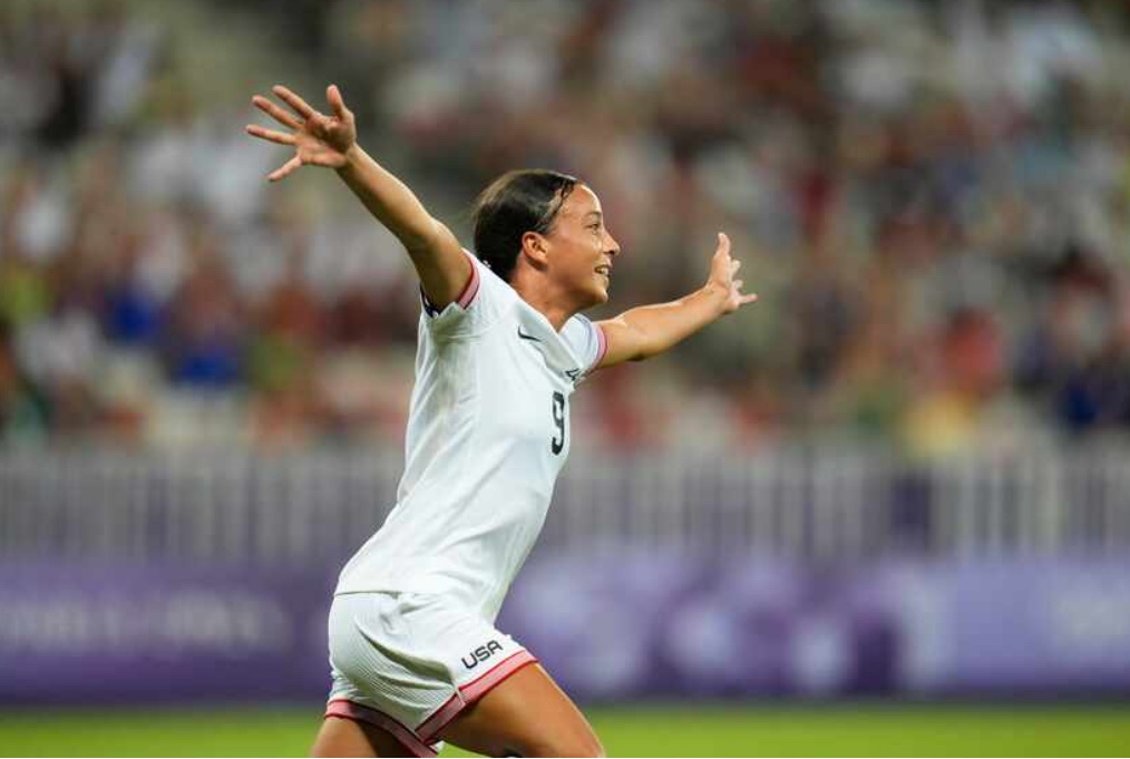 yourboi_jacob's tweet photo. 🚨 Breaking News 🚨 Mallory Swanson shines as she scores two goals in quick succession, leading the United States to a triumphant 3-0 victory over Zambia in the Olympics opener under new coach Emma Hayes!🥇⚽️ #TeamUSA #Olympics2021 https://t.co/Y2SB186pio
