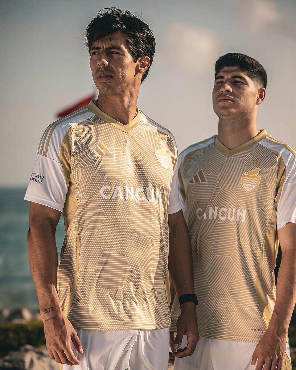 cancun_fc's tweet photo. 𝐌𝐀𝐆𝐈𝐂 𝐒𝐀𝐍𝐃

Color Arena: Representa la resistencia, la adaptabilidad y la historia de nuestra tierra.
Color Dorado: Simboliza el triunfo, la gloria y el futuro brillante.

Disponible ya en tienda oficial

@CultoFutbol https://t.co/NGMBsWGX9x