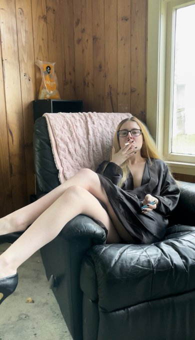 Sexy smokers make the world go round 🥰  Come watch me show off my smoking skills on OF 😜   ✨Link In Bio✨