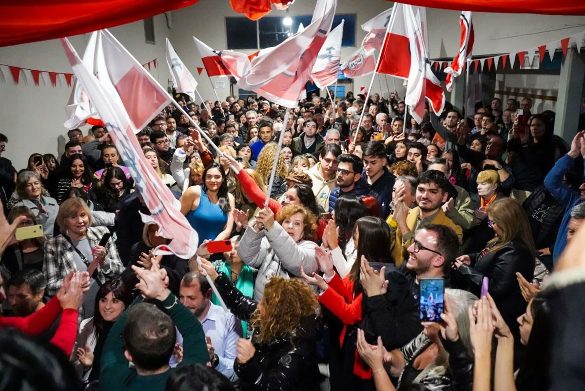 gustamenna's tweet photo. Le deseo mucho éxito a Victoriano Eraso Parodi, a quien acompañé hoy por la tarde en su asunción como presidente de la UCR de Trelew, en un acto muy concurrido. 

Extiendo mis felicitaciones y deseos de éxitos a Gerardo Merino, que fue proclamado delegado de Trelew para el Comité Provincia, así como a Florencia Rossi en el mismo rol, a Edith Terenzi como convencional, y a todo el equipo en este nuevo desafío para seguir fortaleciendo al partido en Chubut.