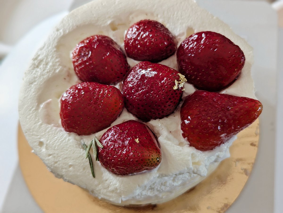 Dottovuu's tweet photo. I haven't gotten around to thanking everyone but thank you so much for the well wishes! I bought a nice cake for myself ☺️ 

I feel like birthday is losing its special appeal as the years go by but in exchange, I see it as a day to be grateful to those around me. (1/?) https://t.co/WZdIIOQAPs