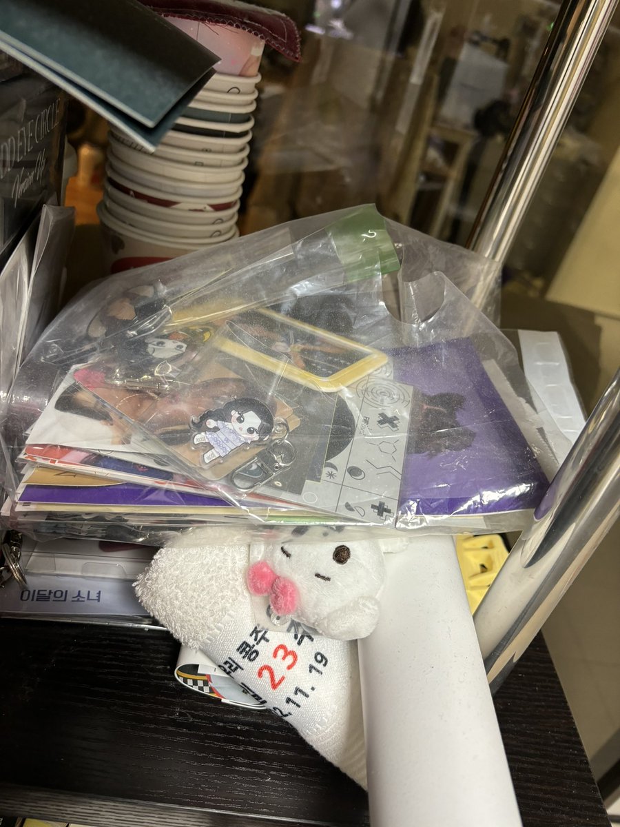 NewOrbit_'s tweet photo. 청주사는 팬분 있으세요? 지금까지 모은 굿즈 나눔하고 싶은데 되팔기 안하시고 진짜 팬으로서 잘 보관해주실 분께 나눔하고 싶은데요 약속장소로 오실 수 있는 분 DM주세요 https://t.co/dRM0E3JA0G
