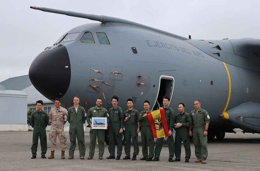 asc_jasdf_e's tweet photo. @Armee_de_lair A400M and A330 MRTT arrived at Hyakuri Air Base, @SpainAirForce A400M arrived at Chitose Air Base on 19 July during #PacificSkies .#ASC Airmen with C-2 and #FASF #SPAF crews discussed features of each other’s aircrafts and deepened mutual understanding. https://t.co/nPnqNseo5S