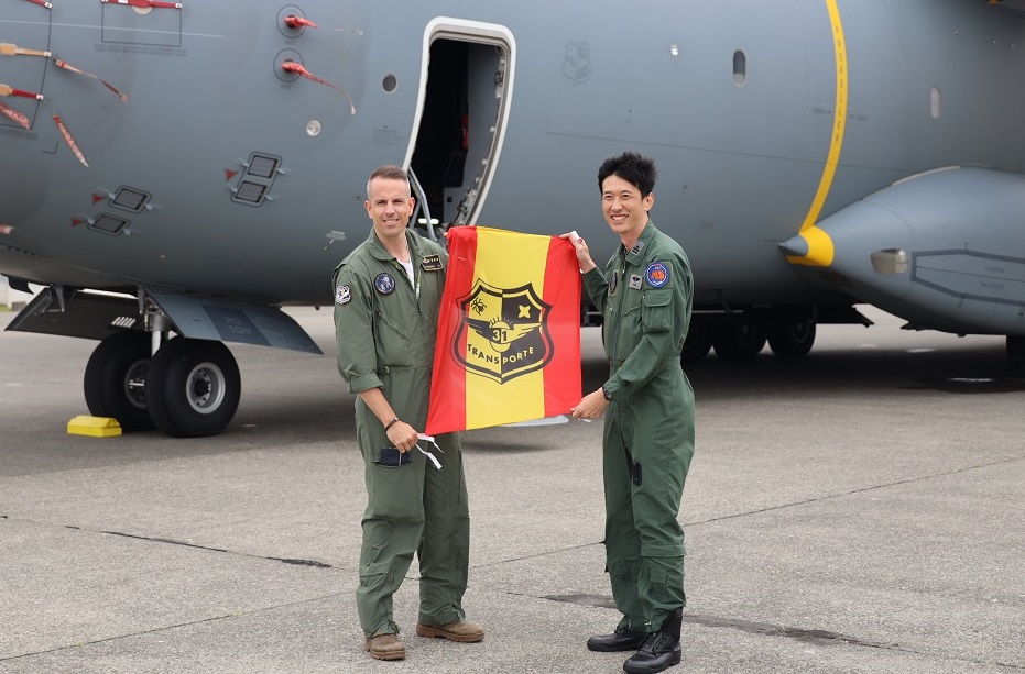asc_jasdf_e's tweet photo. @Armee_de_lair A400M and A330 MRTT arrived at Hyakuri Air Base, @SpainAirForce A400M arrived at Chitose Air Base on 19 July during #PacificSkies .#ASC Airmen with C-2 and #FASF #SPAF crews discussed features of each other’s aircrafts and deepened mutual understanding. https://t.co/nPnqNseo5S