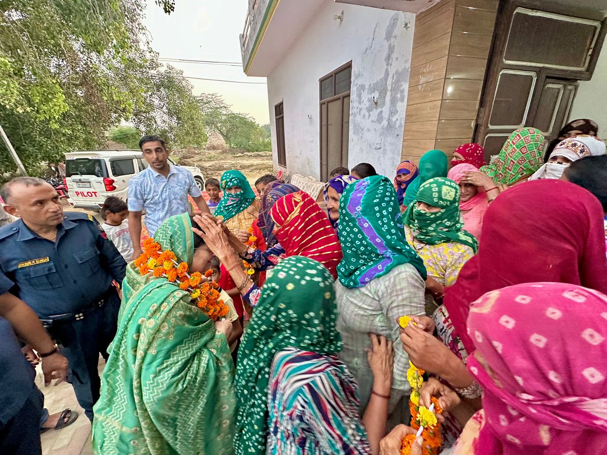 KamleshDhanda1's tweet photo. कलायत विधानसभा क्षेत्र के गांव कैलरम में आयोजित विभिन्न जलपान कार्यक्रमों में अनेकों लोगों ने अन्य दलों को छोड़ कर भारतीय जनता पार्टी में अपनी आस्था जताई। https://t.co/HKuCFMDYCQ