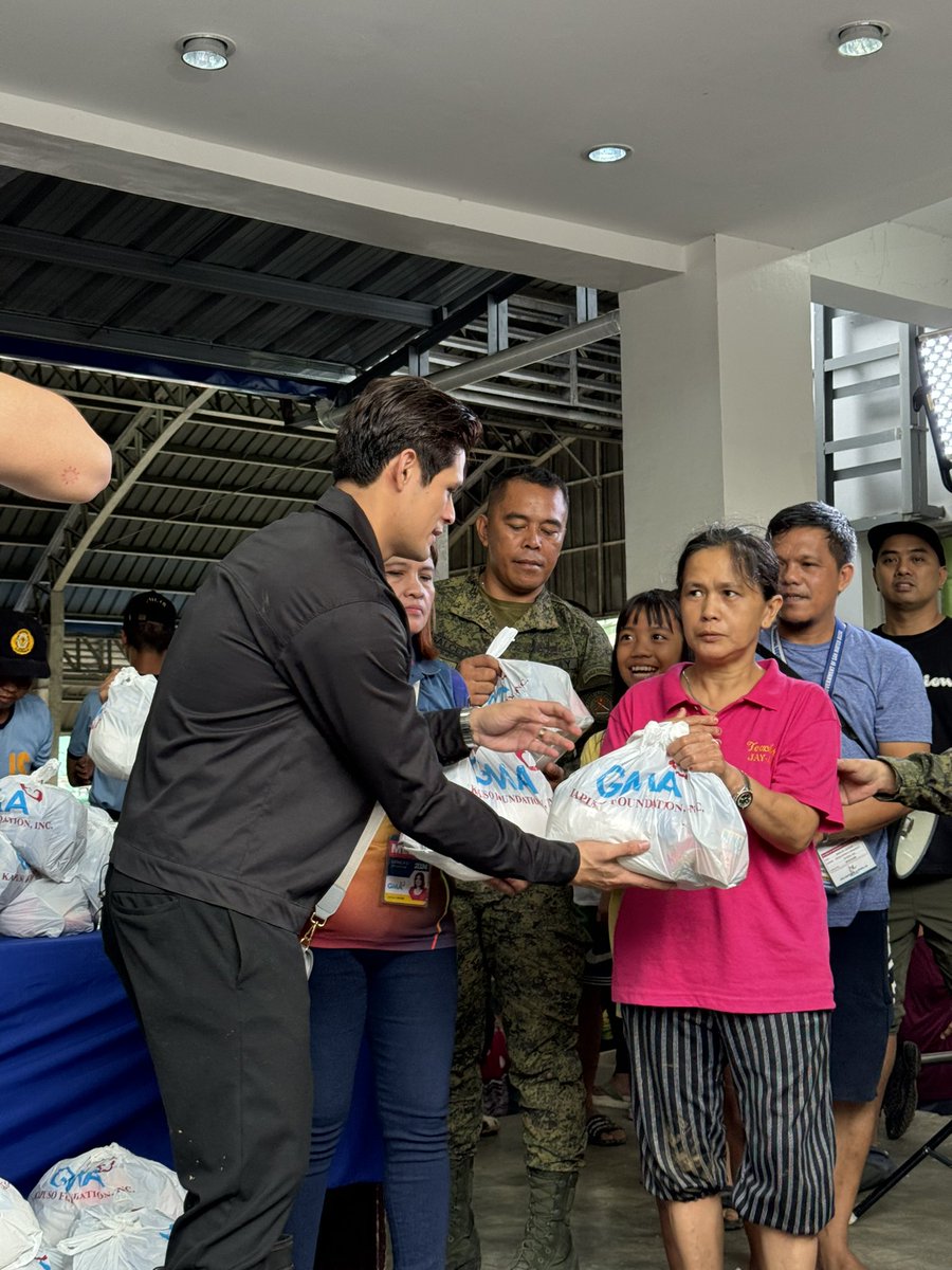 GMA_PA's tweet photo. Magkalaban man sa #BlackRiderHeroicFinale, nagtutulungan naman sa totoong buhay! 

Sinamahan nina Ruru Madrid at Jon Lucas ang Kapuso Foundation at Unang Hirit sa paghahatid ng ngiti sa ating mga kababayang naapektuhan ng Super Typhoon #CarinaPH. https://t.co/UKh3MTOOCq