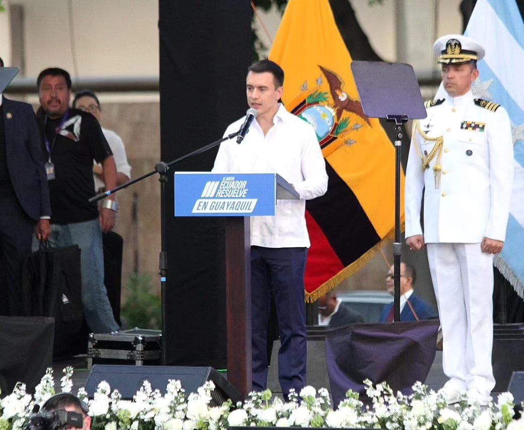 MinGobiernoEc's tweet photo. ¡Guayaquil, eres historia y tradición!  🩵🤍🩵
El ministro de Gobierno, Michele Sensi Contugi, y autoridades de la institución acompañaron al Pdte. @DanielNoboaok a la "Ceremonia Cívica de Fundación por los 489 años de Guayaquil" para rendir honor a esta bella ciudad. https://t.co/QOv91z0xid