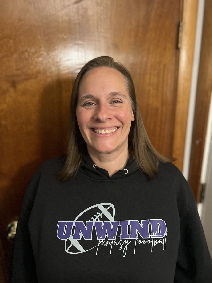 jmmispilkin's tweet photo. ⁦@tootsiepop6⁩ ⁦@UnwindFF⁩ This may be my new favorite sweatshirt once the weather turns cooler! Got it in the mail today and love it! So comfy all my #unwindff ladies!! You need to get yourself one! The tshirt fits great too! https://t.co/gVdC65Jm7i