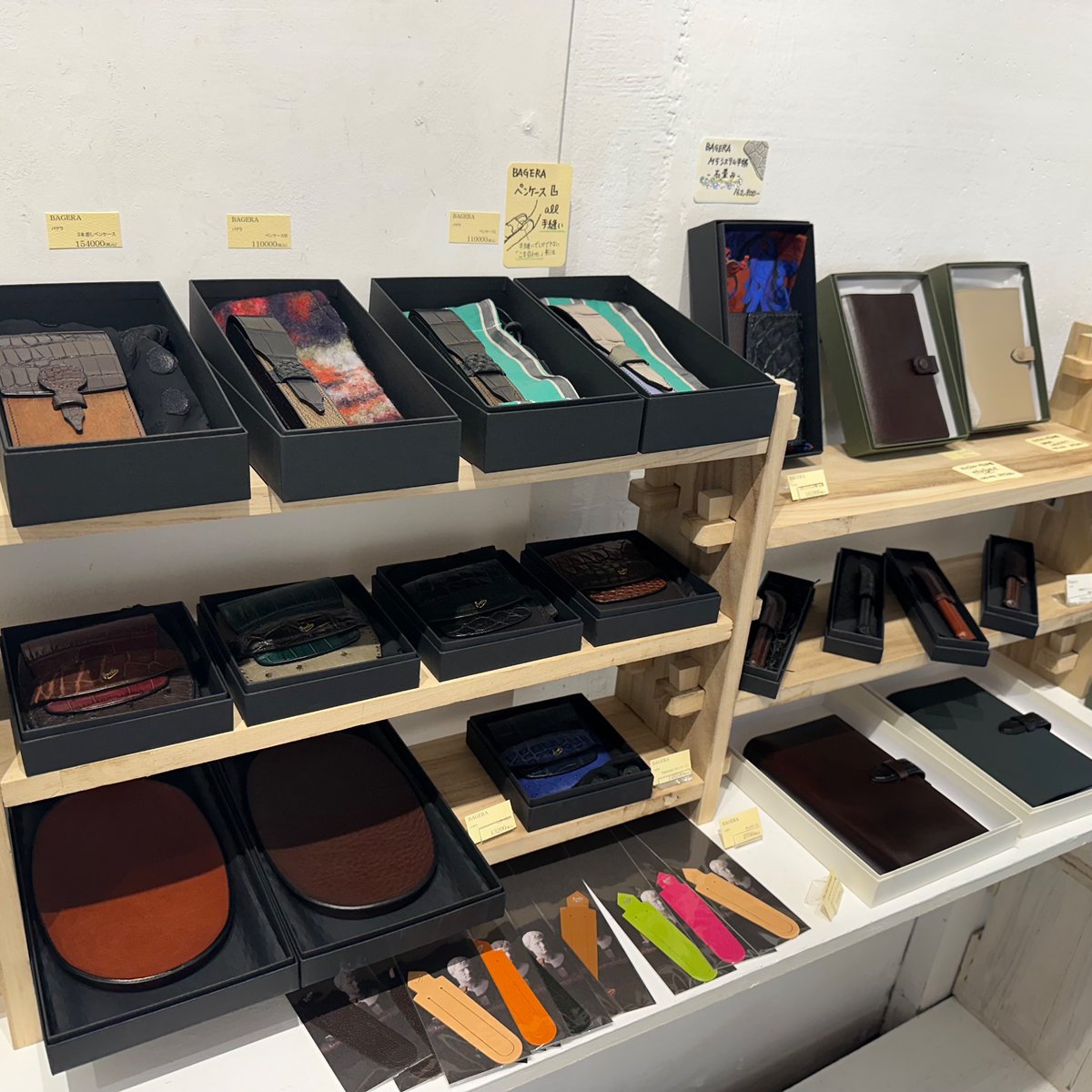 PenMessage's tweet photo. 代官山出張販売初日です。
本日は18時までの営業となります。
よろしくお願いいたします🙇♂️🙇
#PandM
#出張販売 https://t.co/GWhy1cVggO
