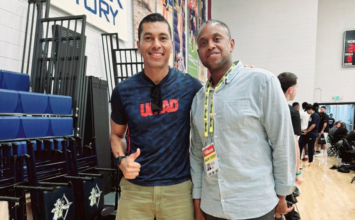 laredcincoradio's tweet photo. 🏀🐯| Juan Manuel Solano, coach de los Tigres Blancos UMAD y bicampeón nacional de Liga ABE, acudió a la clínica Coaching live, la cual se llevó a cabo en #LasVegas, Nevada, en las instalaciones de Amplus Academy con figuras de la NBA. #TigresBlancos #CoachingLive #LigaABE #NBA https://t.co/I4dBzLNfvV