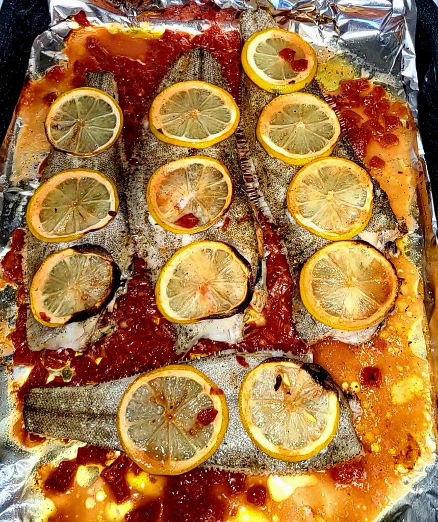 Камбала на помидорах под лимоном.