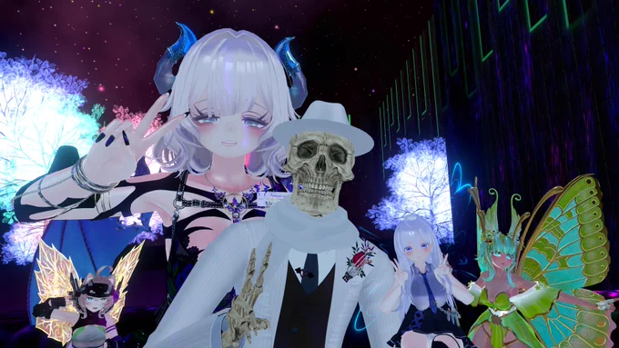 #VRCぱんでも #妖精酒場FoF ぱんでも×妖精コラボに行ってきました! にぎやかな妖精さん立ちに囲まれながら、いつもと違ったパンデモニウムで楽しい時間を過ごすことができました! 妖精って食べたら美味しいのでしょうか。果たして……。