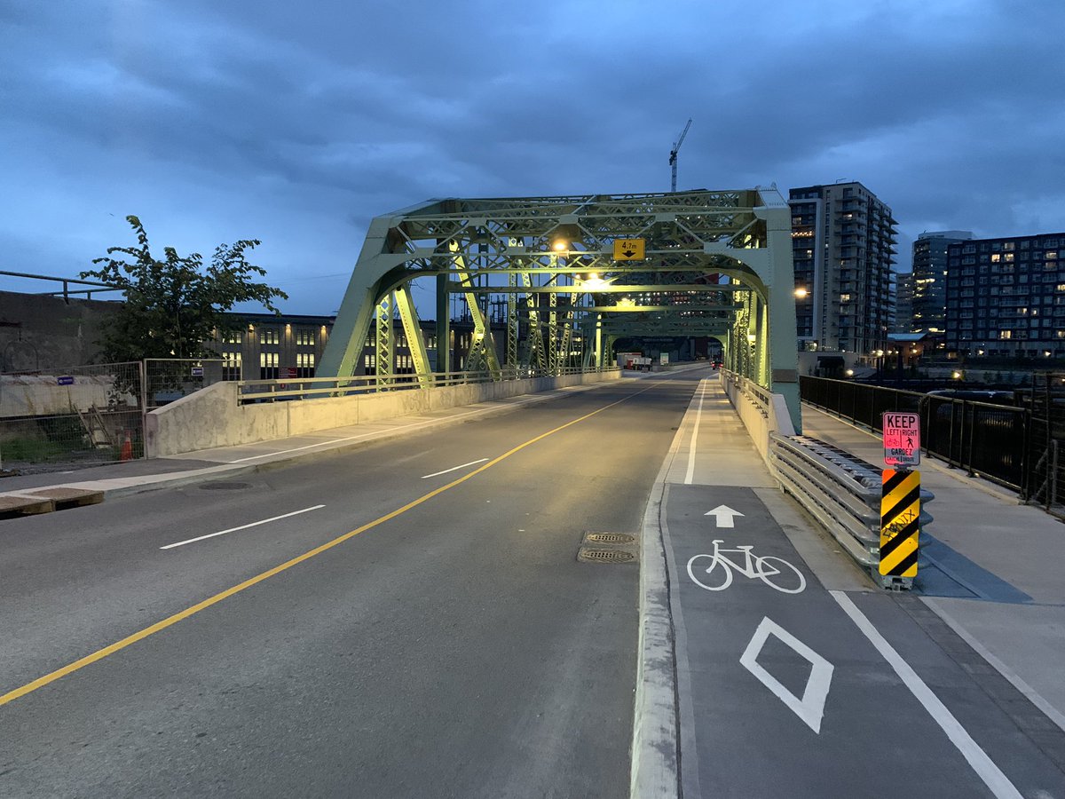 WVangeest's tweet image. Am I the only one who hasn’t seen these new facilities over the Chaudière Bridge?

Guess they did okay with the space they gave themselves, although more width and a physical barrier would go a long way. #OttBike #VéloGat