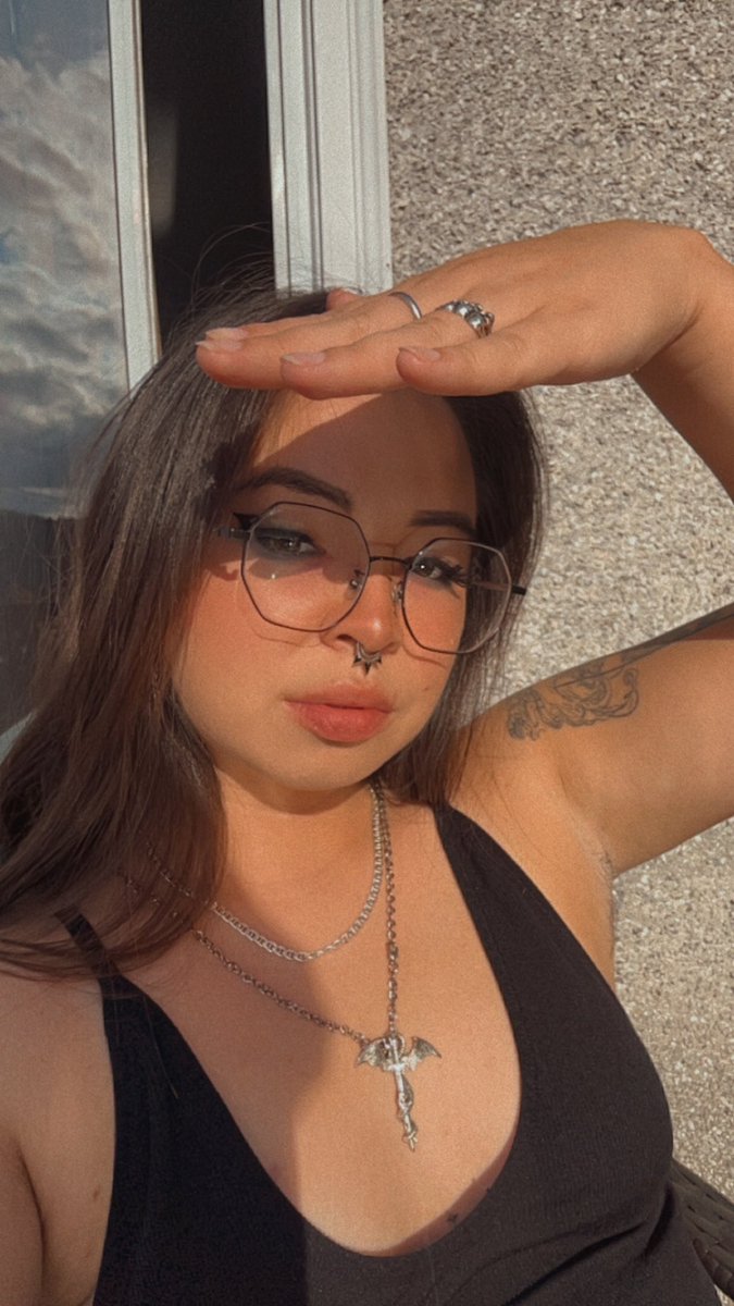sneeborah's tweet photo. 🙇‍♀️ enjoying the rays. https://t.co/nMnAC2zulX