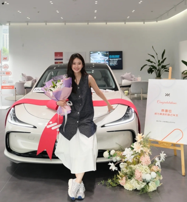 GreenMover88's tweet photo. Congratulations to the young lady for picking up the car... #IML6 https://t.co/T6vvX47vUm
