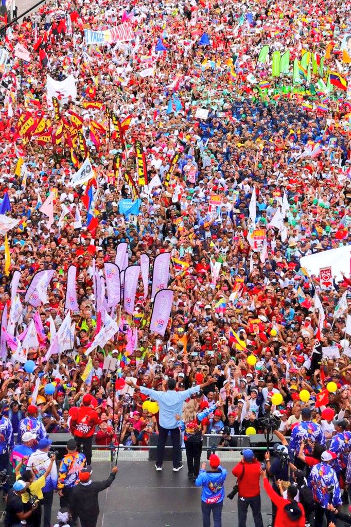LealTelleria's tweet photo. Impresionante y extraordinaria movilización en Caracas! Una gran demostración de Patriotismo y Fuerza  Revolucionaria. Vamos rumbo a la victoria popular de la Patria junto al Movimiento Social de los Clap acompañado del pueblo y de la mano de nuestro Presidente @NicolasMaduro. https://t.co/LNufa42gxf