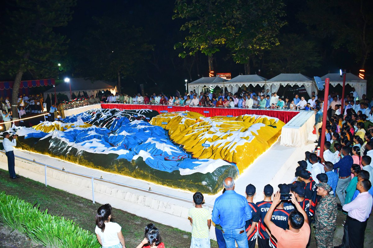 NorthernComd_IA's tweet photo. #KVDRajatJayanti 
#ASagaOfGloriousVictory

#LtGenVijayBNair, #COS, #DhruvaCommand along with all ranks &amp; families of the Garrison paid homage to the #Bravehearts by lighting candles at Shradhanjali Park, #Udhampur. 

#KVD2024
@prodefencejammu
@adgpi https://t.co/K0g7xE4Zj9