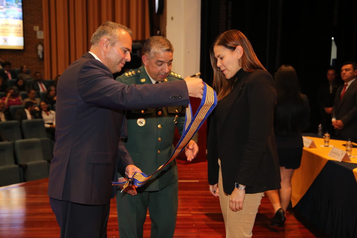 mindefensa's tweet photo. También se presentó el Programa de Alto Liderazgo Estratégico Multidimensional #Palem, una propuesta diseñada para brindar habilidades estratégicas en seguridad y defensa nacional, y se dio a conocer la Licenciatura en Humanidades y Educación para la Paz, que proporcionará a las nuevas generaciones herramientas para construir un país en paz, con justicia social y en defensa de los derechos humanos.