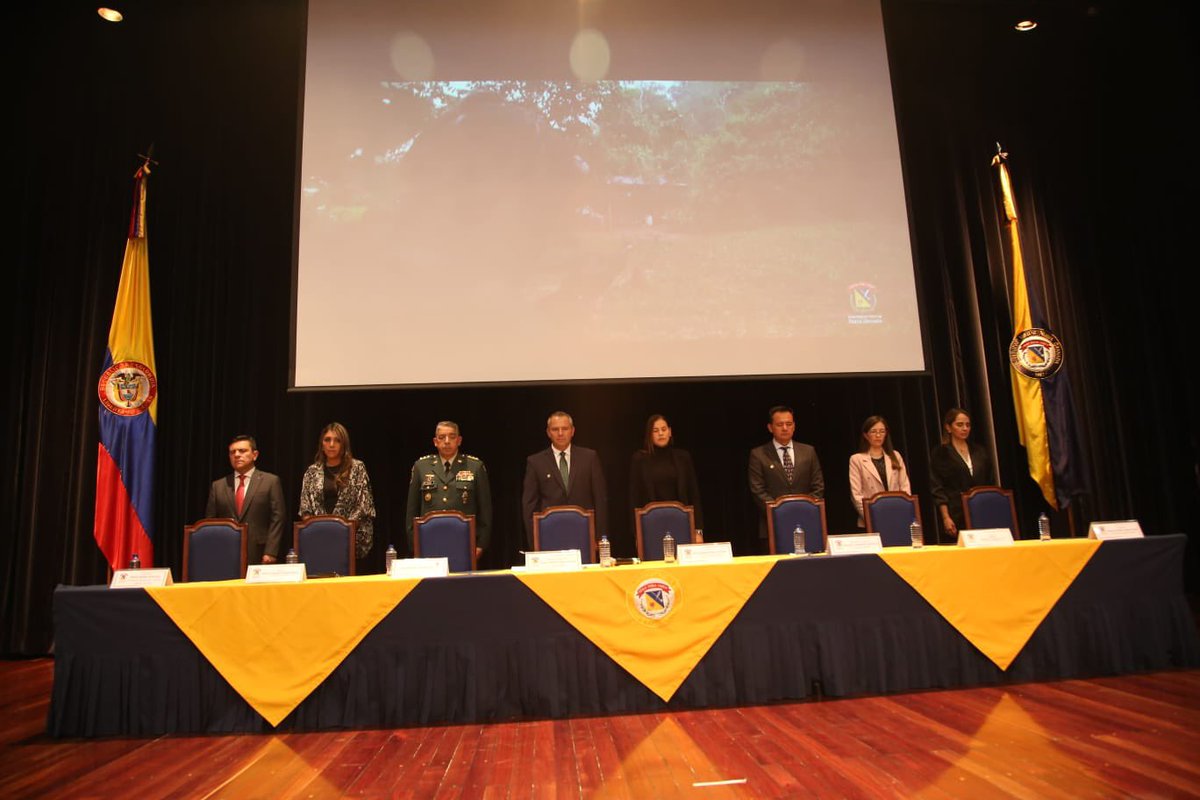 mindefensa's tweet photo. También se presentó el Programa de Alto Liderazgo Estratégico Multidimensional #Palem, una propuesta diseñada para brindar habilidades estratégicas en seguridad y defensa nacional, y se dio a conocer la Licenciatura en Humanidades y Educación para la Paz, que proporcionará a las nuevas generaciones herramientas para construir un país en paz, con justicia social y en defensa de los derechos humanos.